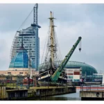 Segelschiff in der stadt