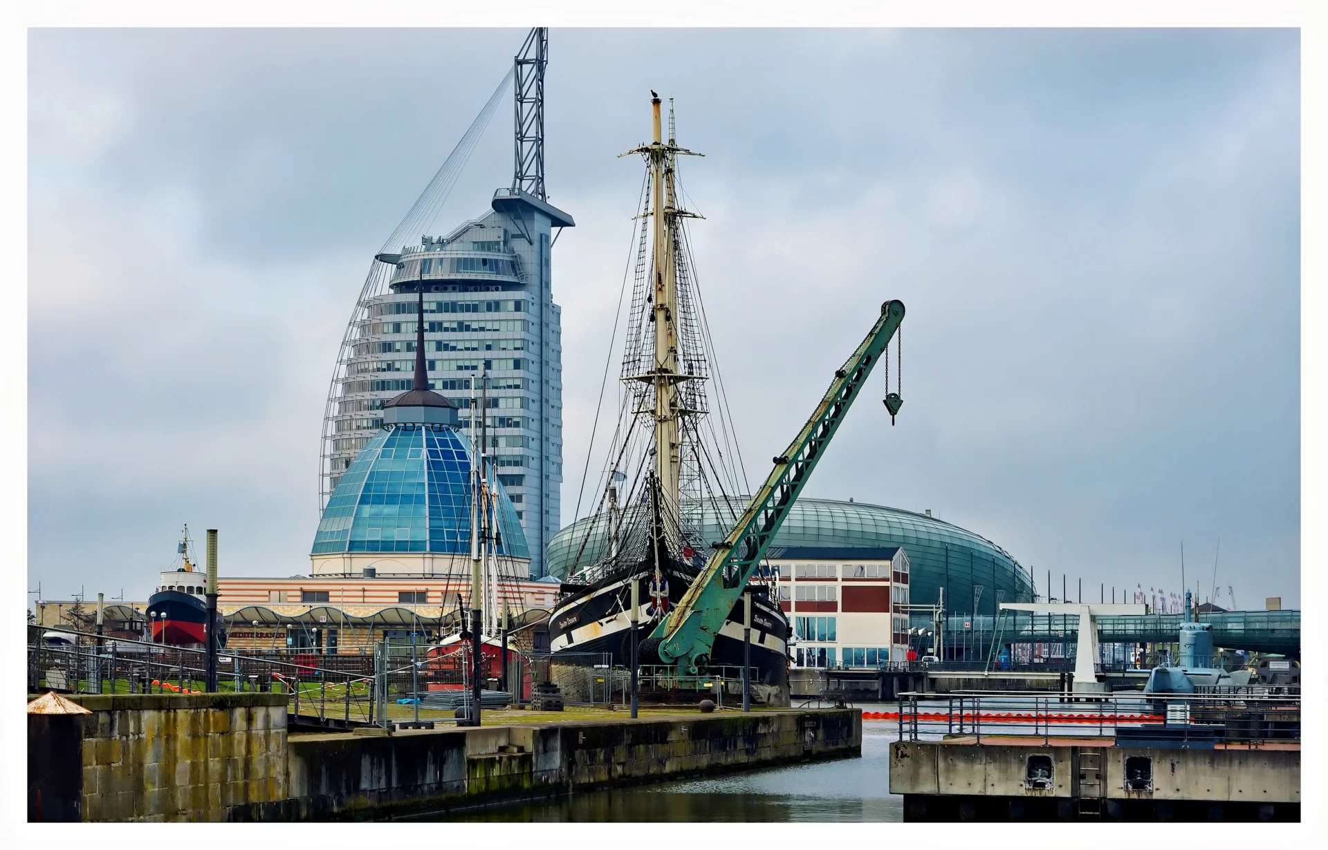 Segelschiff in der stadt